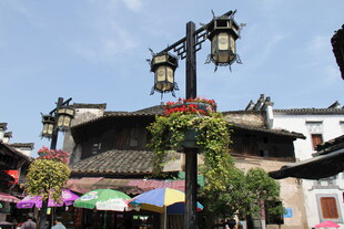 古街中式路灯与多彩伞景