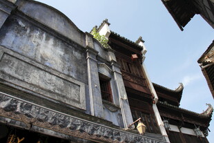 古旧中式建筑屋檐一角