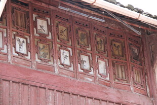 古旧红墙木雕装饰