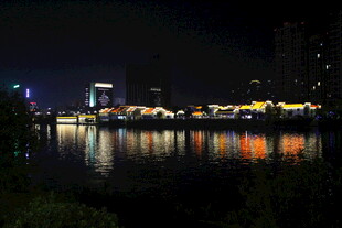 城市河畔璀璨夜景