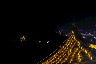 屋顶璀璨灯串夜景图