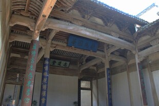 传统木结构房屋内部景象