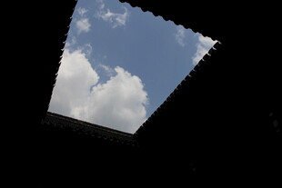 透过天窗看蓝天白云