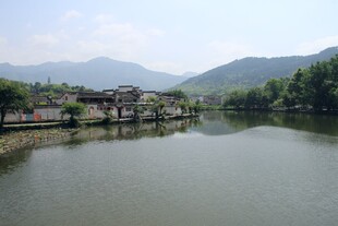 河畔村落 山水相依美景