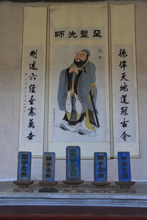 古代人物画像与牌位展示