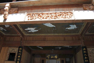 中式古建筑精美木雕屋檐