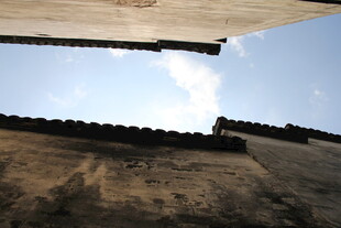 古墙瓦顶下的蓝天一角