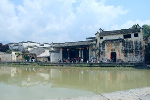 古村池塘边的传统建筑