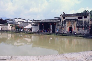 古村池塘边的传统建筑群