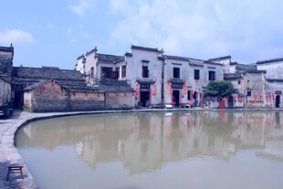 江南水乡古村落池塘景致