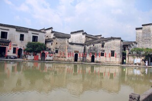 古村落水塘边的传统建筑