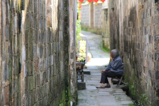 古巷中独坐的老人