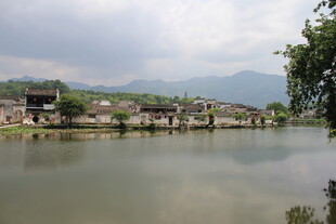 湖畔村落 山水相依之景