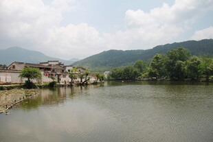 河畔古建 青山绿水之景