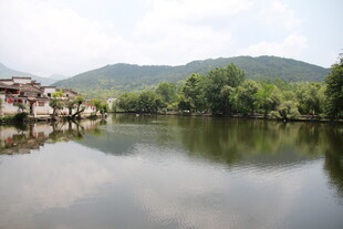 宁静湖畔村落风光