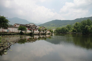 宁静河畔村庄美景