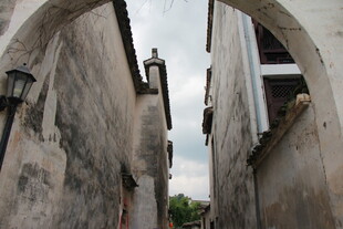 古巷拱门 展现岁月韵味