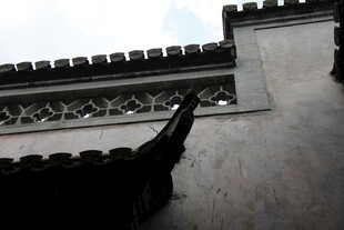 中式古建筑屋檐一角