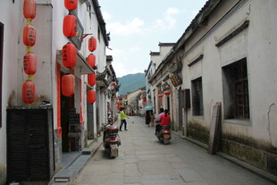 古巷红灯笼下的悠闲时光