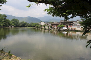 湖畔村落美景