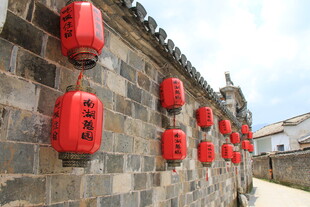 古墙边的红色灯笼串