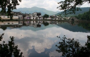 山水间的静谧古村景致