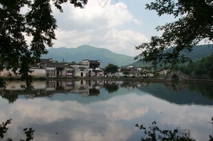 湖畔古村 山水相映成画