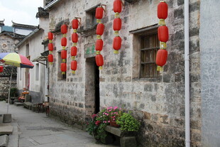 古巷红灯笼装点的中式建筑