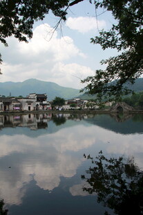湖畔村落倒影 云影共徘徊