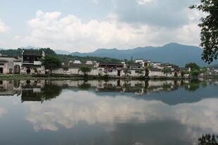 江南水乡湖景倒影如画