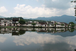 江南水乡宁静湖景倒影