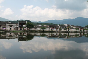 水乡村落 湖光山色倒影美