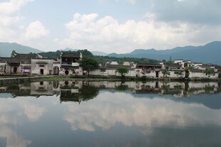 宁静水乡倒影如画