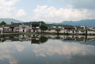 江南水乡宁静湖景倒影