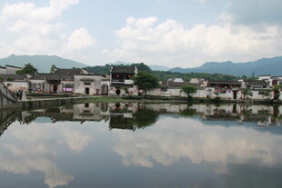 水乡村落 宁静湖面映美景