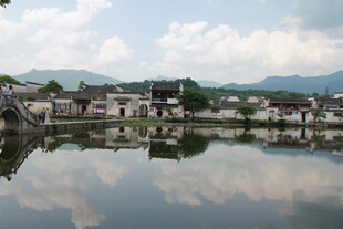 江南水乡静谧湖景倒影