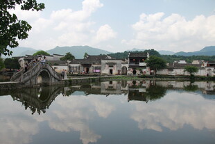 水乡古村的宁静湖景