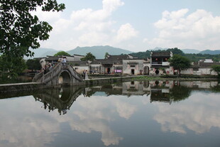 江南水乡石桥倒映美景