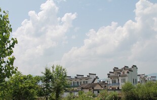 乡村景致 蓝天白云下的村落