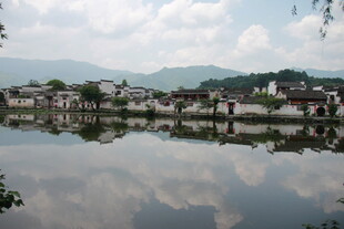 江南水乡宁静湖景倒影