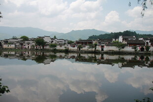 水乡小镇宁静湖景倒影
