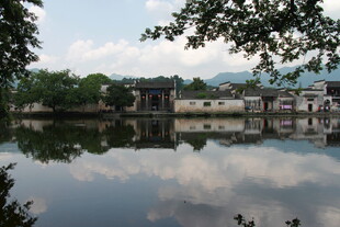 宁静湖畔乡村美景如画