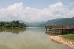 宁静湖畔的木质栈桥景观