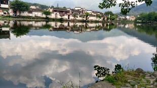 湖畔民居倒影 宁静水乡景