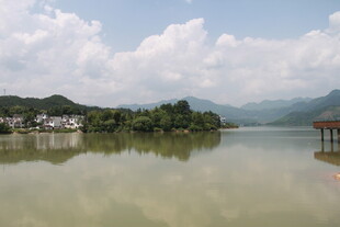 湖畔山水美景如画