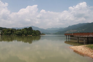 宁静湖畔风景如画