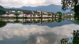 水乡村落倒影于平静湖面