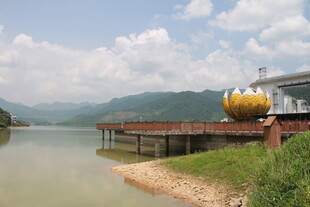 湖畔风光 巨型南瓜雕塑点缀