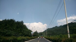 山间公路 蓝天白云绿树