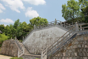 石砌阶梯与弧形墙体景观